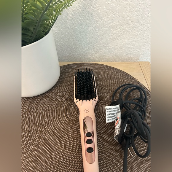 L’ange Le Vite
Ceramic Straightening Brush - Picture 4 of 5